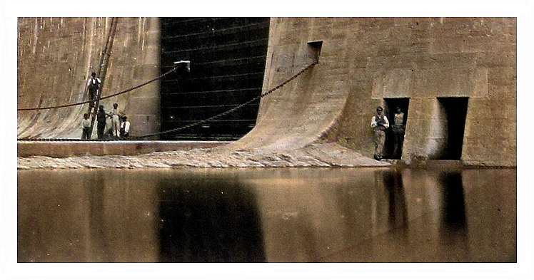 No 14 - North side of lock looking from the basin. 