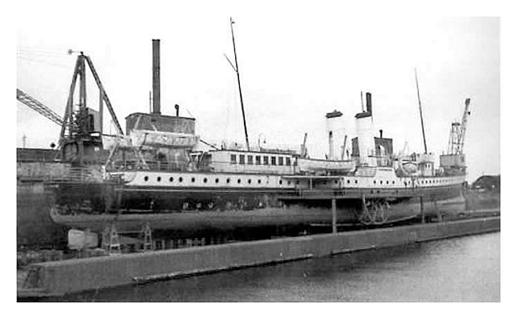 1957 - The P & A Campbell's P.S. &ldquo;Bristol Queen&rdquo; on the Penarth pontoon.