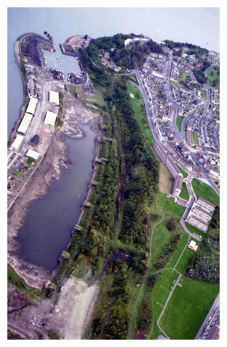 A late 1970's to pre-1984 ariel view of the Penarth Dock and basin showing the Billy Banks. The dock is drained but the basin is utilised by the boating/yachting fraternity. 