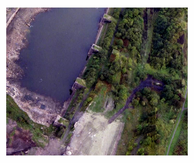 A late 1970's to pre-1984 ariel view of the Penarth Dock and basin showing the Billy Banks. The dock is drained but the basin is utilised by the boating/yachting fraternity. 