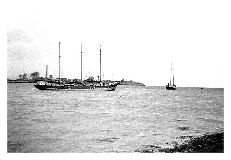 'Eilian' loaded with coal and underway from the Ely Tidal Harbour, Penarth Dock