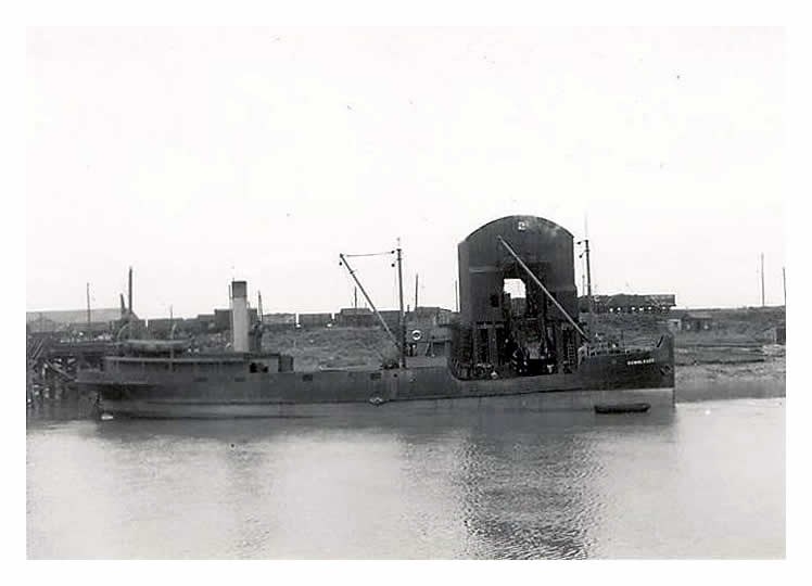 s.s. Southwell loading coal at the Ely Tidal Harbour in 1924. 