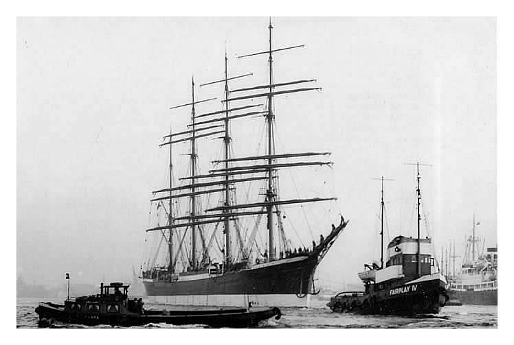 Pamir under tow on the River Elbe