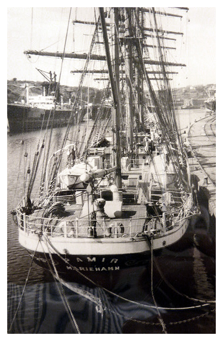 1950 - 'Pamir' of Mariehamn - A view of the stern of this fine vessel with a view up the dock.