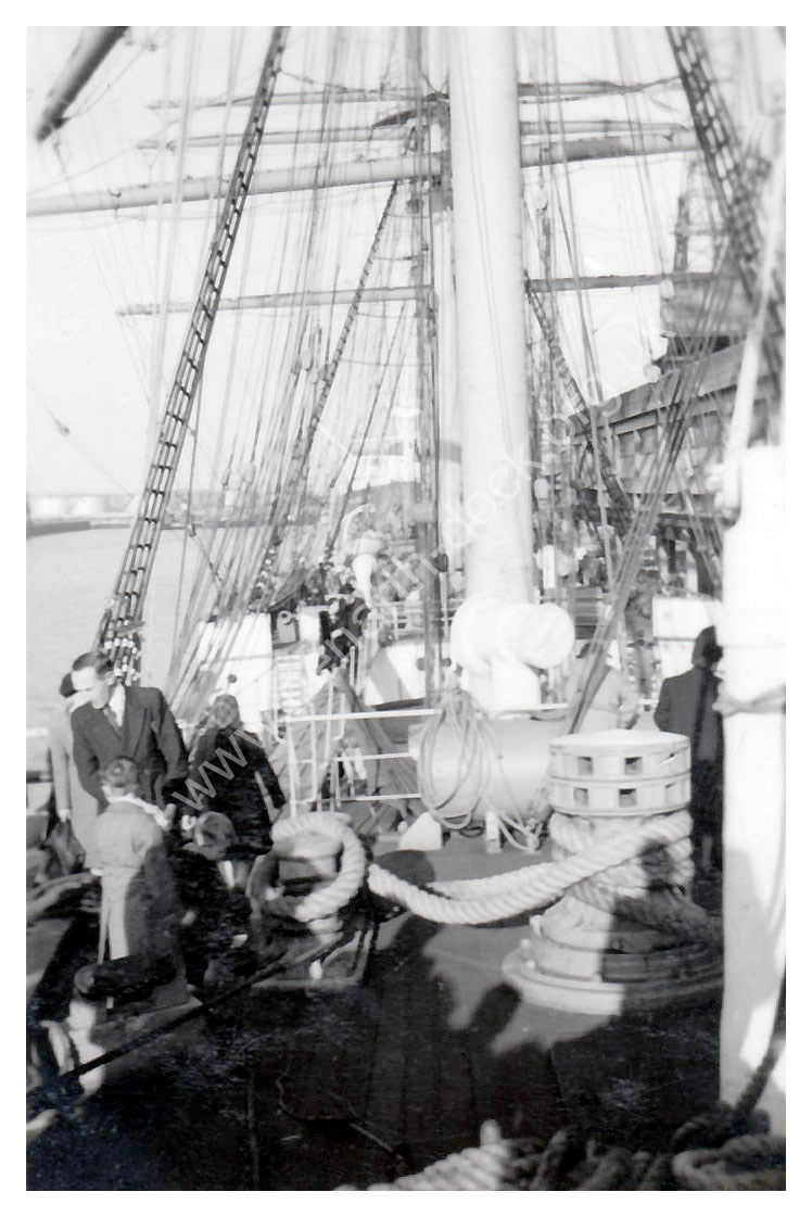 The fore-mast of 'Passat at deck level'