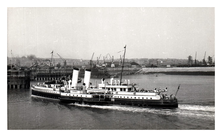 'Cardiff Queen' approaching Barry harbour.