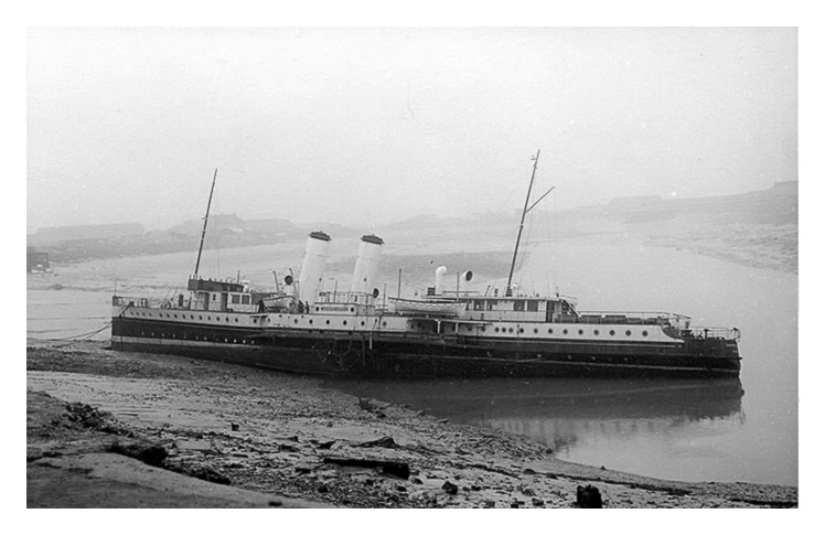 'Cardiff Queen' sadly aground on the mud