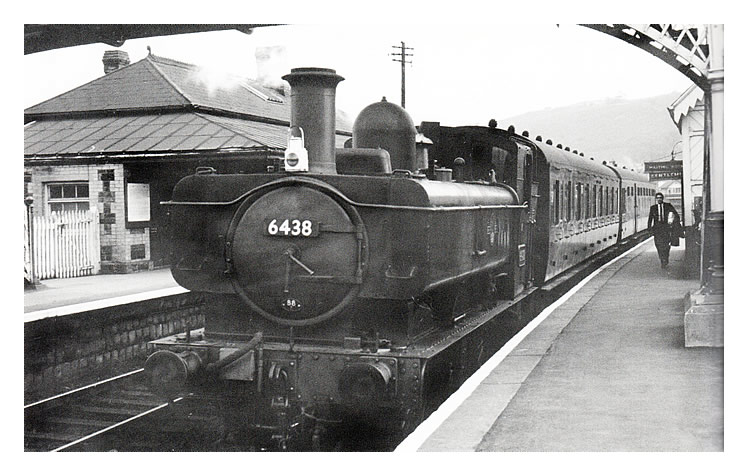 No. 6438 is at Treforest station working the 5.31 p.m. from Cardiff Clarence Road to Pontypridd via St. Fagans during September 1960. 