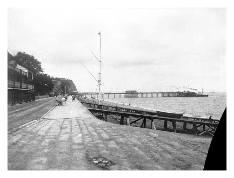 Penarth Esplanade - Penarth showing the beach, pier and promenade c.1905.