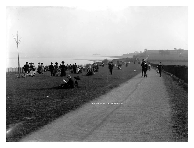 Cliff Walk looking to Lavernock, Penarth c.1905.
