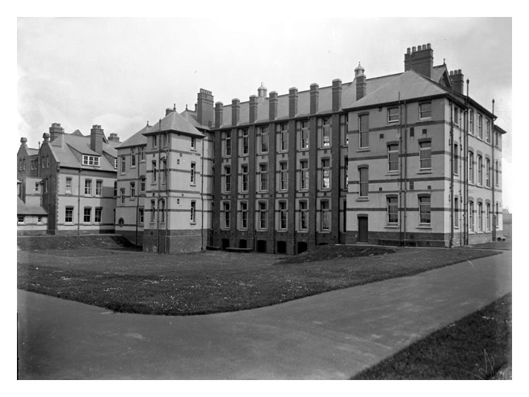 Seamen's Hospital, Men's Ward, Cardiff, the Royal Hamadryad, c.1905.