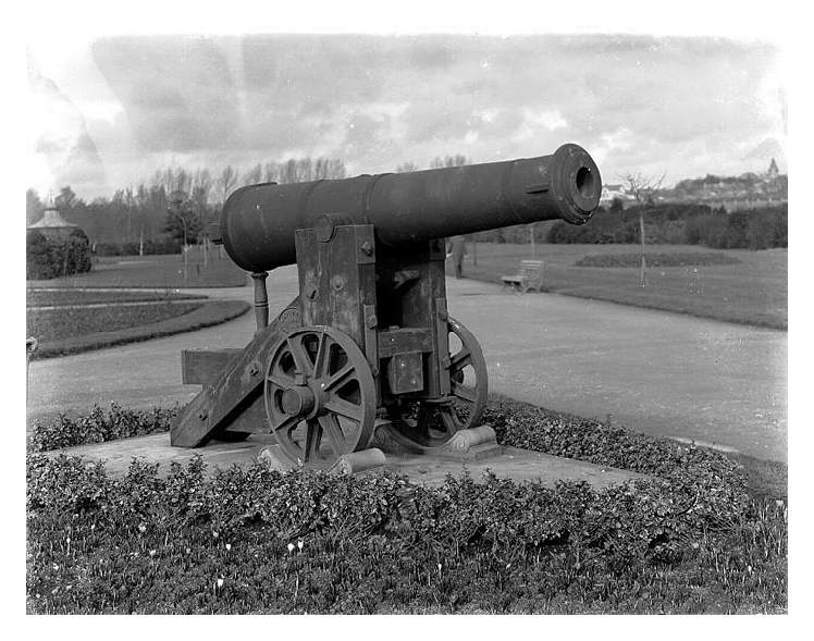 Russian Cannon, Victoria Park, Cardiff - c.1904 - Described as a Russian Cannon it was a trophy from the Crimean War&nbsp;during 1853 to 1856 and was captured at Sevastopol. 