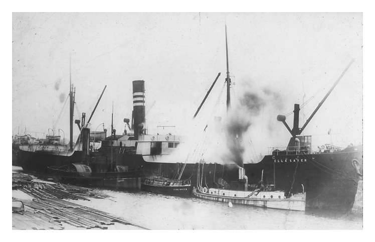 The s.s. 'Ella Sayer' pictured in 1907 showing Fire King and Fire Queen at work during the fire.
