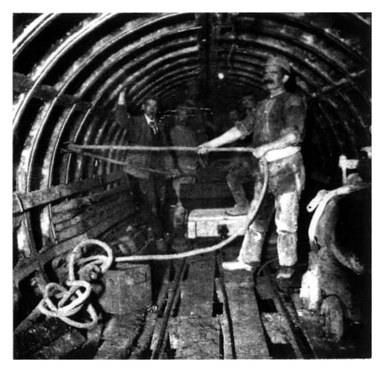 Aprii 1898. Hauling segments along the tunnel.